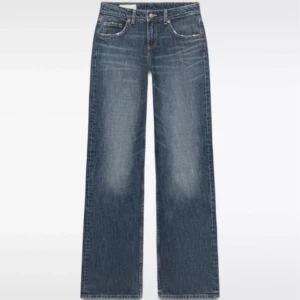 Blåa wide jeans med raka ben - Snygga blå jeans med raka, vida ben och klassisk femficksdesign. Jeansen har en lätt tvättad look och normal midja. Perfekta för en avslappnad och trendig stil.