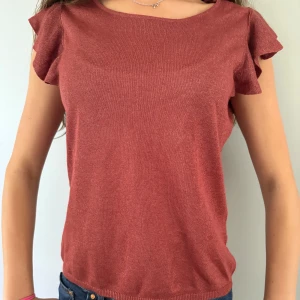  topp med volangärm - Supersöt topp nu inför hösten 😍 har dock tyvärr ett litet hål i sömmen(se bild 2) men det är absolut inte något man tänker på , och lätt att laga!