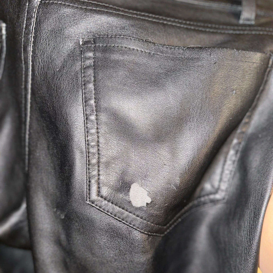 Svarta bootcut byxor i skinnimitation - 1