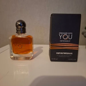 Emporio Armani Stronger With You Intensely - Emporio Armani Stronger With You Intensely. 50 ml. Knappast använd, 49/50 ml kvar, lådan och flaskan är i perfekt skick. 