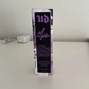 Urban Decay All Nighter Setting Spray - Urban Decay All Nighter Long Lasting Makeup Setting Spray i lila och svart förpackning. Ger upp till 16 timmars hållbarhet, är lätt och andas, med temperaturkontroll-teknologi. Perfekt för att fixera sminket hela dagen. Oöppnad!
