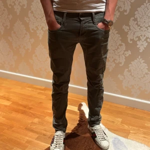Replay Anbass 32 - Säljer ett par Replay Anbass jeans i grått, använder inte längre storlek 32,32 gråa, hör av er om ni undra något