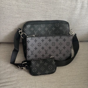 L axelväska  - Helt ny 