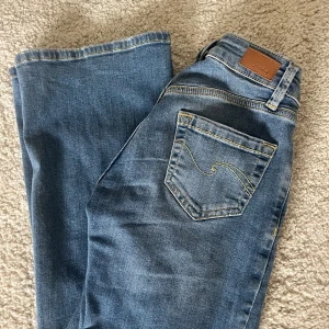 Blå raka jeans från Subdued, strl 36 - Snygga blå jeans från Subdued i storlek 36. Väldigt low Waits.Klassisk femficksmodell. kontrastsydda gula sömmar. Jeansen har en normal passform och är tillverkade i slitstarkt denim med en cool tvättad look. Perfekt för dig som gillar enkel och stilren vibe. Knappt andvönda💓💓köpte för 700kr.💓