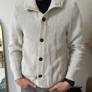 kofta från dressman - snygg kofta i toppenskick. Det står strl L men är mer som M (modellens vanliga storlek)