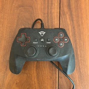 Kontroll från GXT med USB uttag  - En USB kontroll från GXT, har inte använt den på ett tag och spelar inte längre så kommer bara ligga och damma. Funkar senaste gången jag använde den. Fungerar men behöver en liten rengöring. 