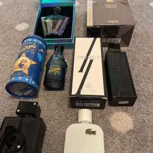Parfymset med flera märken - Samling med parfymer från kända märken som Versace Blue Jeans, Lacoste, Afnan, Armaf, French Avenue Liquid Brun och One Self. Flaskorna har olika former och färger, bland annat blå, svart, vit och regnbågsskimrande. Perfekt för dig som vill testa olika dofter. Säljer allt det på parfym sampel och man kan köpa hela flaskan och eller om man till och med vill köpa allt. Skriv hur mycket ni vill ha och vilken ml så löser jag ett pris så du blir nöjd
