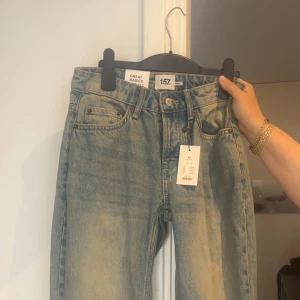  Blågröna jeans från lager  157  XS  - Snygga blå jeans från 157 Great Basics i klassisk femficksmodell. Jeansen har en ljus tvätt och raka ben med normal passform. Perfekta för dig som gillar en enkel och clean look. Materialet är tåligt denim i bomull.