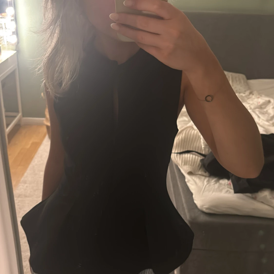 Svart ärmlös blus med volang - 1