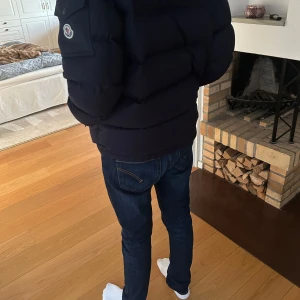 Dondup george jeans - Hej säljer nu mina marinblåa dondup jeans. Modellen är george och storleken är 31. Jeansen är köpta på nk för 3000 hör gjärna av er om ni har några fårgor eller funderingar.🙌