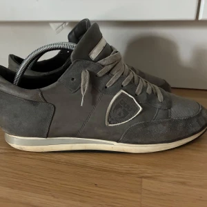 Grå Philippe Model TRPX sneakers - Säljer ett par skit feta Philippe Model TRPX i storlek 43. Skick 7,5/10. Pris 899kr, pris kan diskuteras vid snabb affär. Hör av er vid frågor eller funderingar 