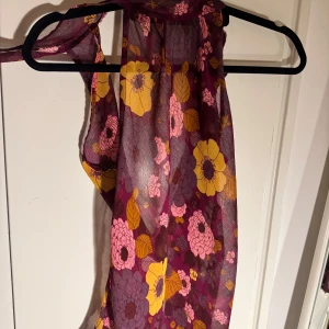 Halterneck top! - Säljer då den inte kommer till användning! 💞