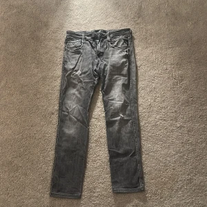 Replay jeans anbass grå - Säljer ett par Replay jeans i anbass och storlek 29, ganska använda.
