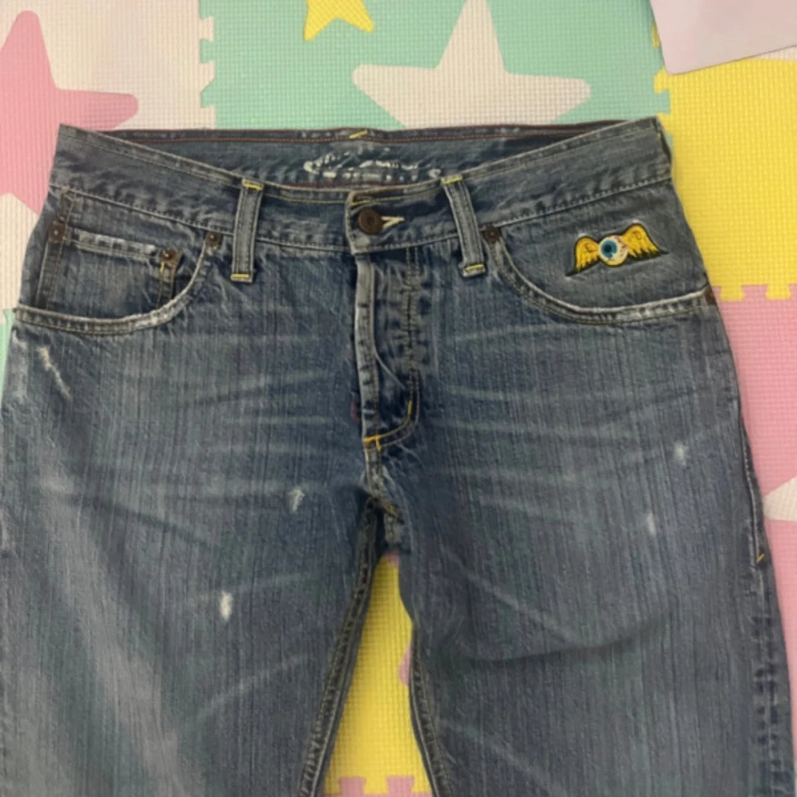 Blå jeans med broderad detalj - 1