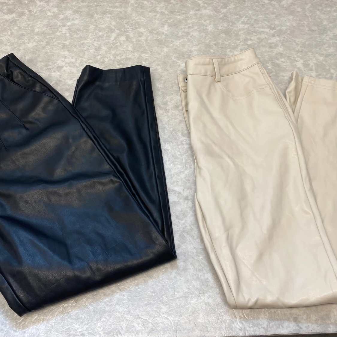 Svarta och beigea byxor i skinnimitation