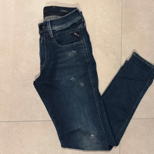Replay jeans - Mörkblåa replay jeans | mycket bra skick | modell: Anbass | W27 L30 | är lite stora i storleken sitter typ som 28/32 | skriv om ni har några frågor