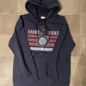 Saint Laurent Hoodie - Tjenare, säljer denna eftertraktade Saint Laurent Hoodien som är i storlek L. Kan tänka mig att gå ner i pris vid snabb affär✌️