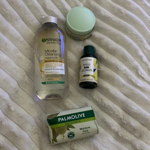 Kit med produkter - Olika produkter. Tvål, micellar cleansing, funkar bra för dig med lite oljih hudtyp. TheBodyShop shower gel, day cream vitamin C. Använt men ytterst lite. Ca halva kvar i TheBodyShop, resterande är knappt använt. Skickar med en gåva vid varje köp ✨ nypris ca 250kr.
