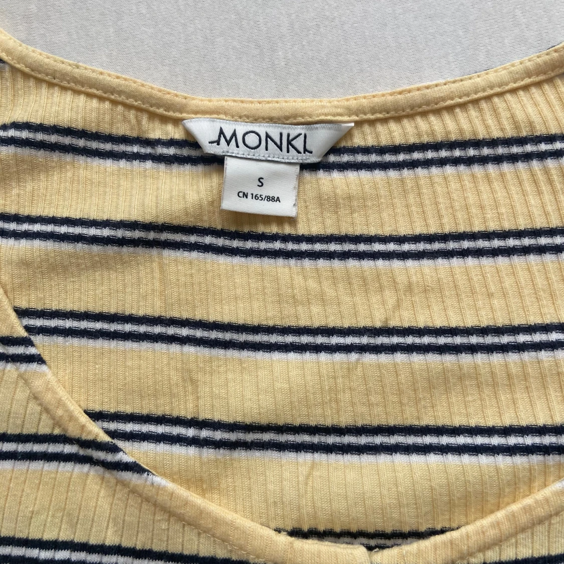 Randig ribbad topp från Monki - 2