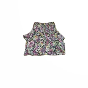 Blommig volangkjol med lila toner - En jättefin och söt blommig kjol som använts fåtal gånger och i väldigt fint skick. Skriv till mig vid frågor och funderingar!☺️