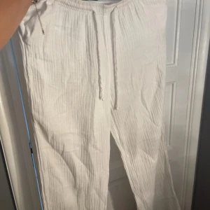 Vita linnebyxor från Gina Tricot - Luftiga vita linnebyxor från Gina Tricot i storlek S. Används några gånger men fortfarande i mycket bra skick, säljer då jag inte använder de.