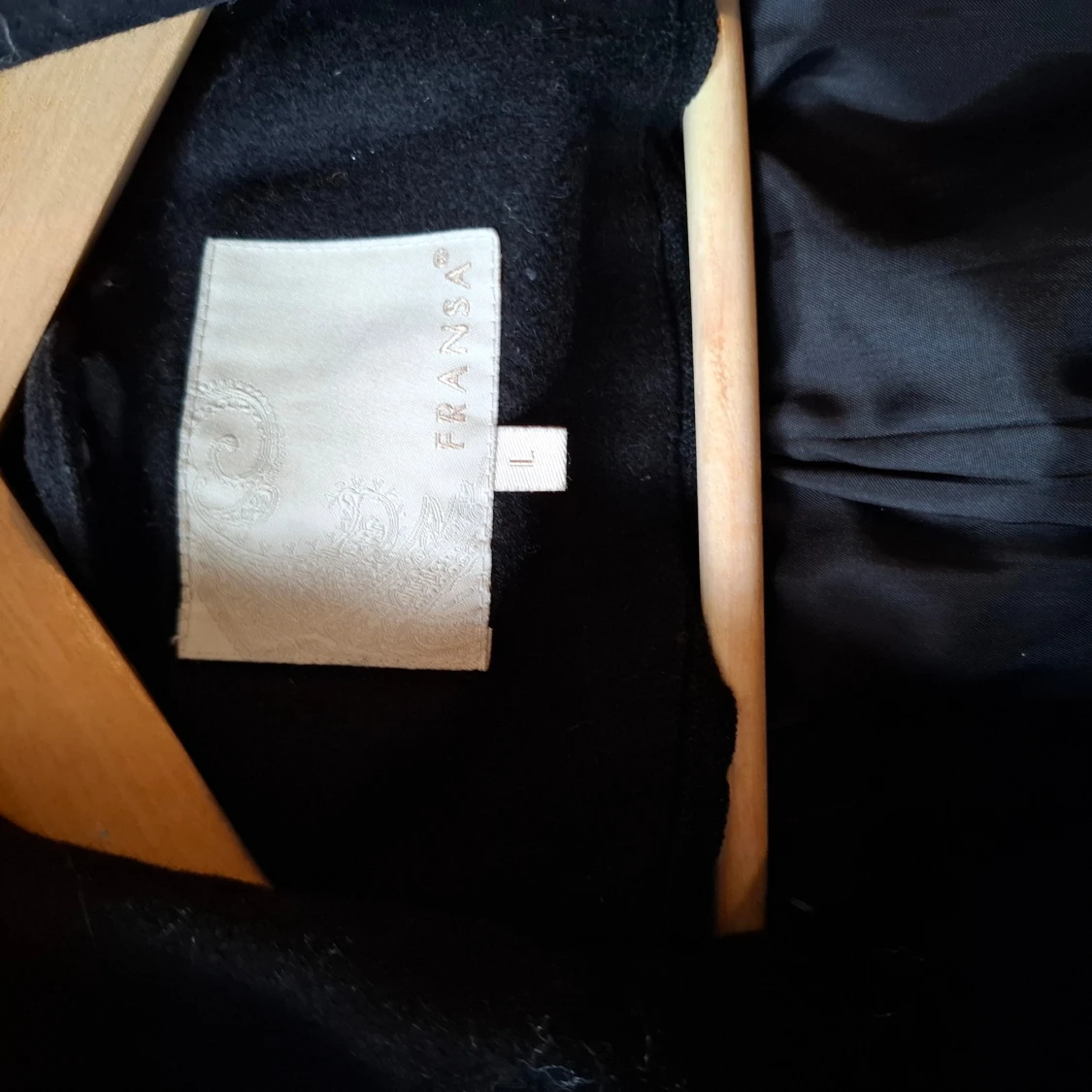 Broderad svart kappa från Fransa Storlel 160-170 - 2