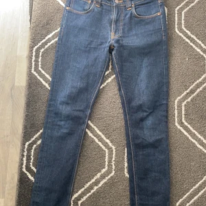 Mörkblå slimjeans från Nudie Strlk 32/32 - Feta slimjeans från nudie som passar bra till allt och Passformen sitter även perfekt.