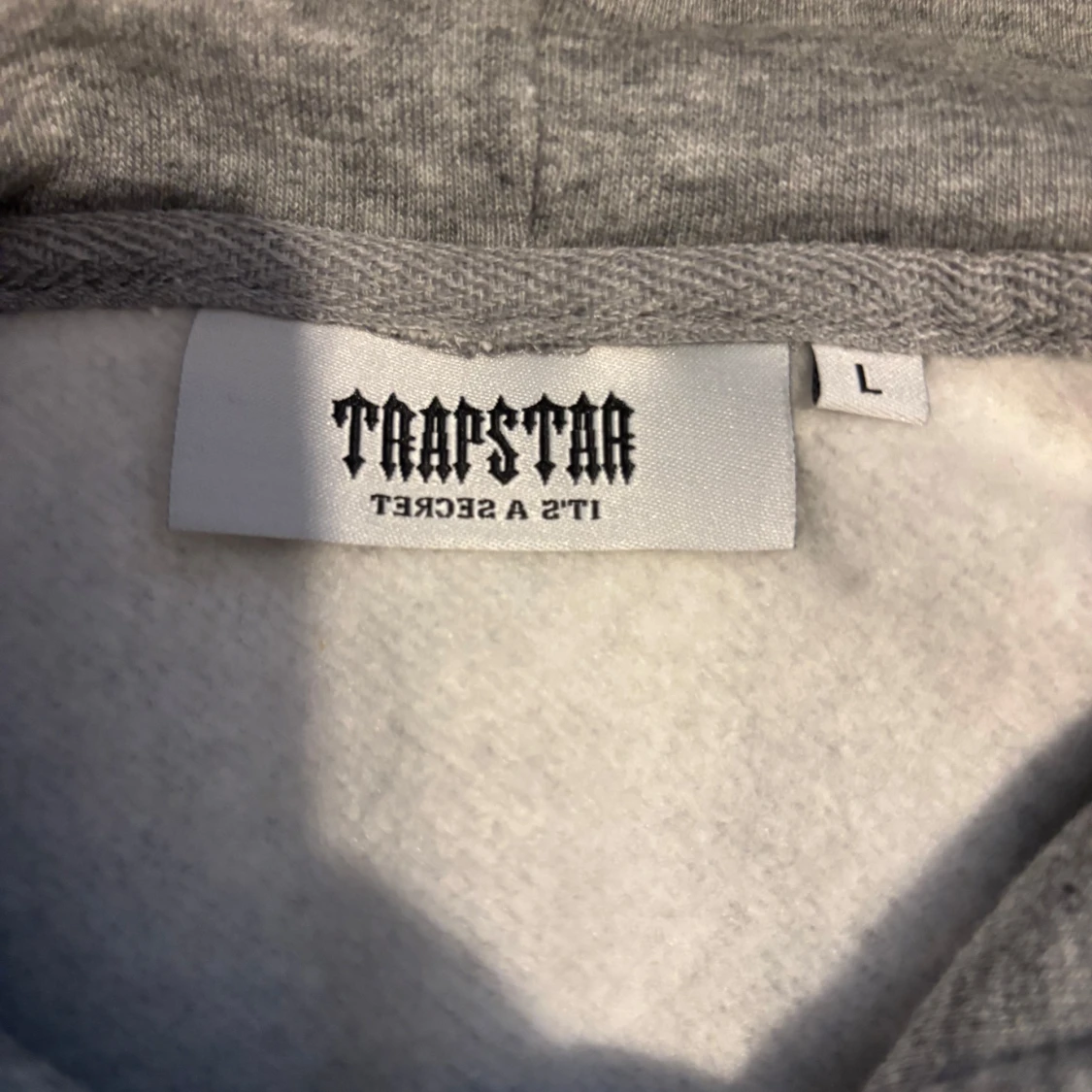 Grå hoodie från Trapstar med T-logga - 2
