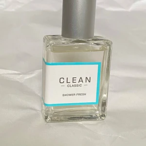Clean Classic Shower Fresh parfym 30ml - Eau de parfum, 30 ml. Perfekt för dig som gillar rena och uppfriskande dofter. Använt fem sprutt.