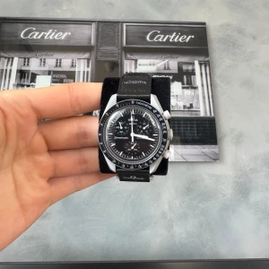 Moonswatch Moon - Mission to The Moon. (Trippel A) Helt ny, fortfarande i box  Obs! Klockan är 1 till 1  