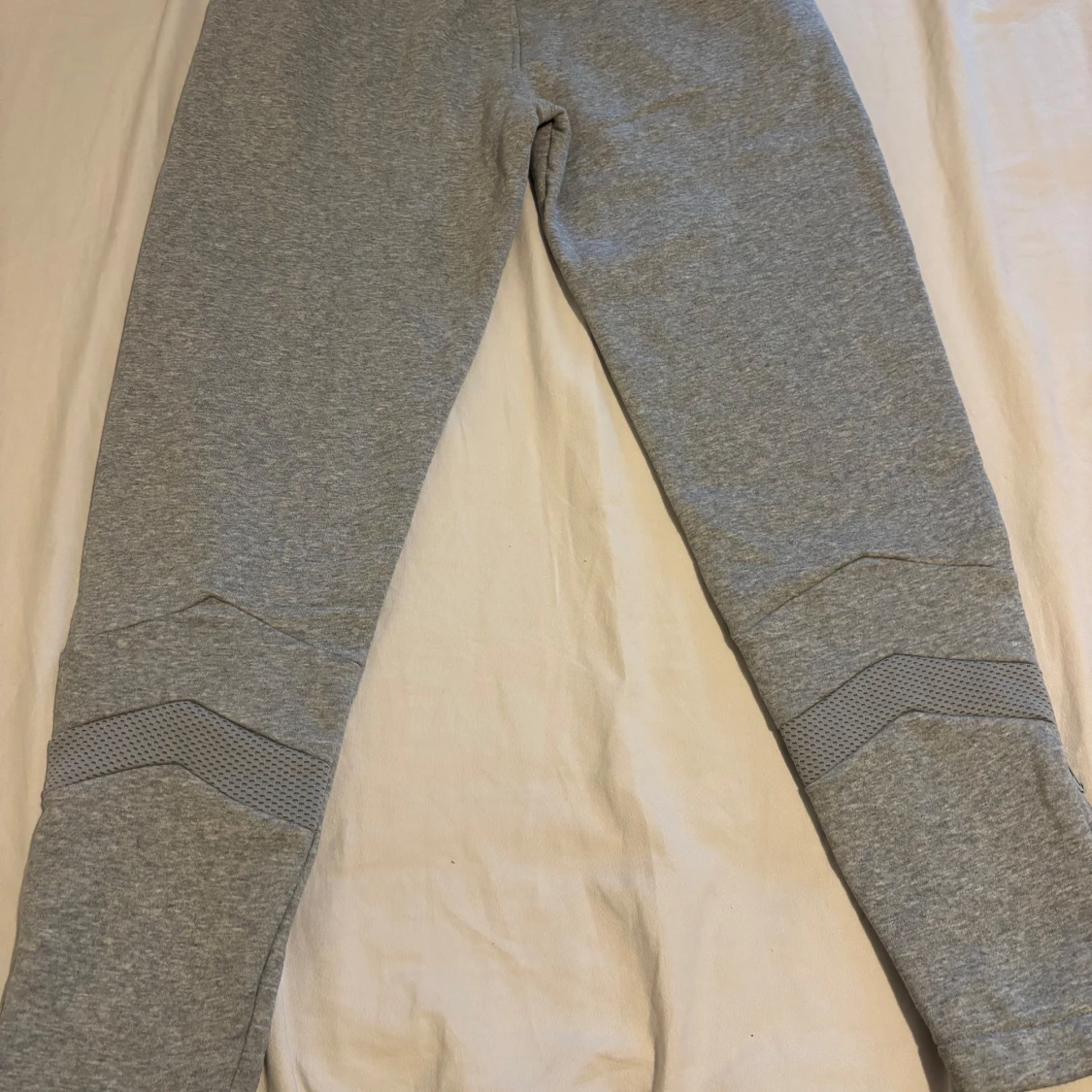 Grå trapstar byxa med en svart T loga på låret - 1