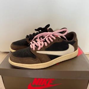 Travis Scott air Jordan 1 low - Säljer nu mina Travis Scott air Jordan 1 low som är i mycket bra skick. Sällan använda och inga skador eller liknande. Kvitto och allt OG finns