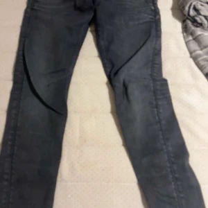 G-Star RAW D-Staq grå slim jeans - Säljer ett par gråa G-Star RAW D-Staq 3D Super Slim jeans. De har en riktigt snygg tvätt, smal passform och coola detaljer vid fickorna. Perfekta för dig som gillar en modern och stilren look. Jeansmaterial med stretch för extra komfort.