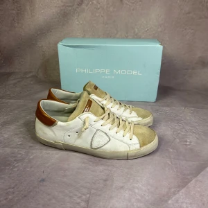 Philippe model skor -  Mycket fint skick | Size 43 | fraktar spårbart inom 24 timmar | för att köpa klicka ”köp nu” | vid frågor eller funderingar skriv en meddelande |
