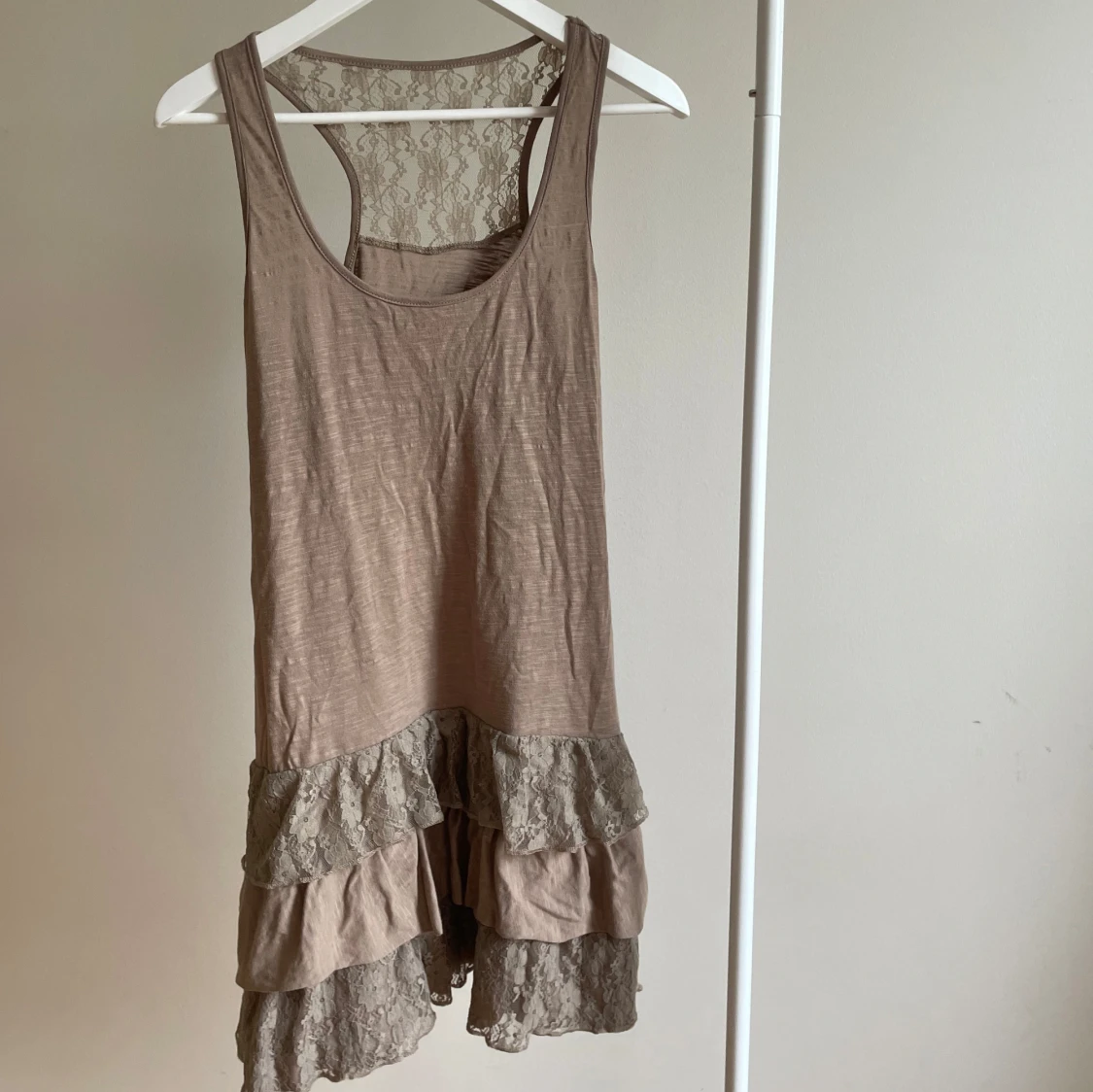 Brun volangklänning