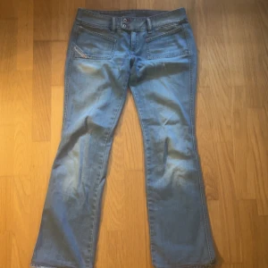 Ljusblå bootcut jeans diesel  - Säljer ett par ljusblå jeans från diesel med bootcut passform och låg midja. Passar i längden på mig som är 170cm. Midjemått: 41cm           Innerbenslängd: 75cm.                        pris kan diskuteras vid snabb affär 
