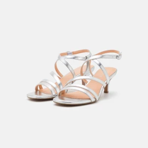 silver klackar  - Säljer dessa supersköna klackskor från Anna field i storlek 38, endast använda en gång! 