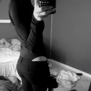 Svart långärmad body - Säljer en svart body med lång ärm och v-ringning framtill. Materialet är mjukt och stretchigt. Säljer pga används ej, passar till allt, kan diskutera pris 