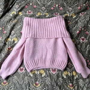 Ljusrosa offshoulder stickad tröja Gina Tricot - Superfin ljusrosa stickad tröja från Gina Tricot med bred ribbad offshoulder-krage. Tröjan har lång ärm och ribbade muddar nertill och vid ärmslut. Perfekt nu till höst/vinter🥰