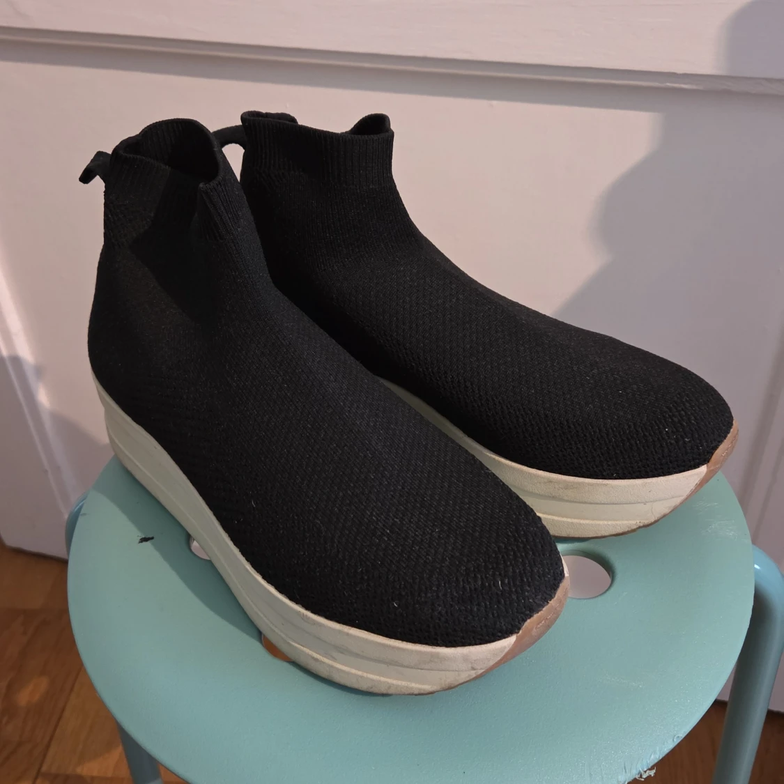 Svarta sock-sneakers med platåsula