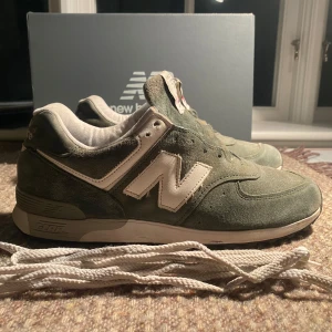 Vintage New Balance 576, Made In UK - Ett par vintage New Balance skor gjorda i England. Gjord av Mocka som har hållits i fint skick, skorna är i storlek 42. Köptes 2005 i London när dem släpptes! Perfekt inför hösten och var inte rädd för att ställa frågor eller fråga om bild! #newbalance #skor #clean
