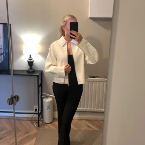 Jacka NA-KD - Superfin jacka från NA-KD. Aldrig använd, säljer då den inte kommer till användning. Storlek 34. Nypris 999kr💕