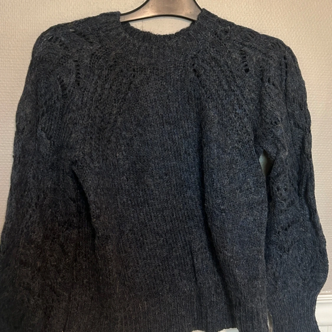 Mörkblå stickad tröja från Kappahl