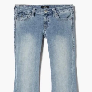 Ljusblå flare jeansbyxor från True Religion - Säljer ett par ljusblå jeansbyxor från True Religion. De passar ej, använda få gånger 