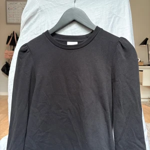Svart långärmad topp - Svart långärmad topp från VILA i storlek XS. Modellen har puffade axlar som ger en trendig känsla. Inga defekter!! Kontakta om du har några funderingar!!!❤️