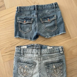 Två par jeansshorts med rå kant - Säljer två par snygga jeansshorts i olika blå tvättar. Ena paret från Lindex det andra från Gina tricot. Båda har fransiga kanter och coola bakfickor med detaljer. Det ena paret har broderi på fickorna och slitningar framtill för en extra edge. 