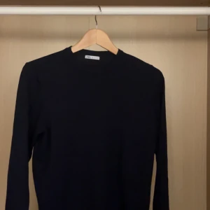 Svart långärmad tröja från Zara - En stilren svart långärmad tröja från Zara. Enkel design med rund halsringning och normal passform. Perfekt för vardagen 