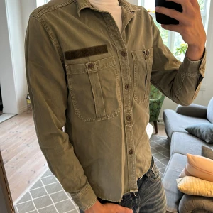Overshirt olivgrön - Väldigt trendig och skön. Mycket bra skick! Skriv vid minsta fundering🙌