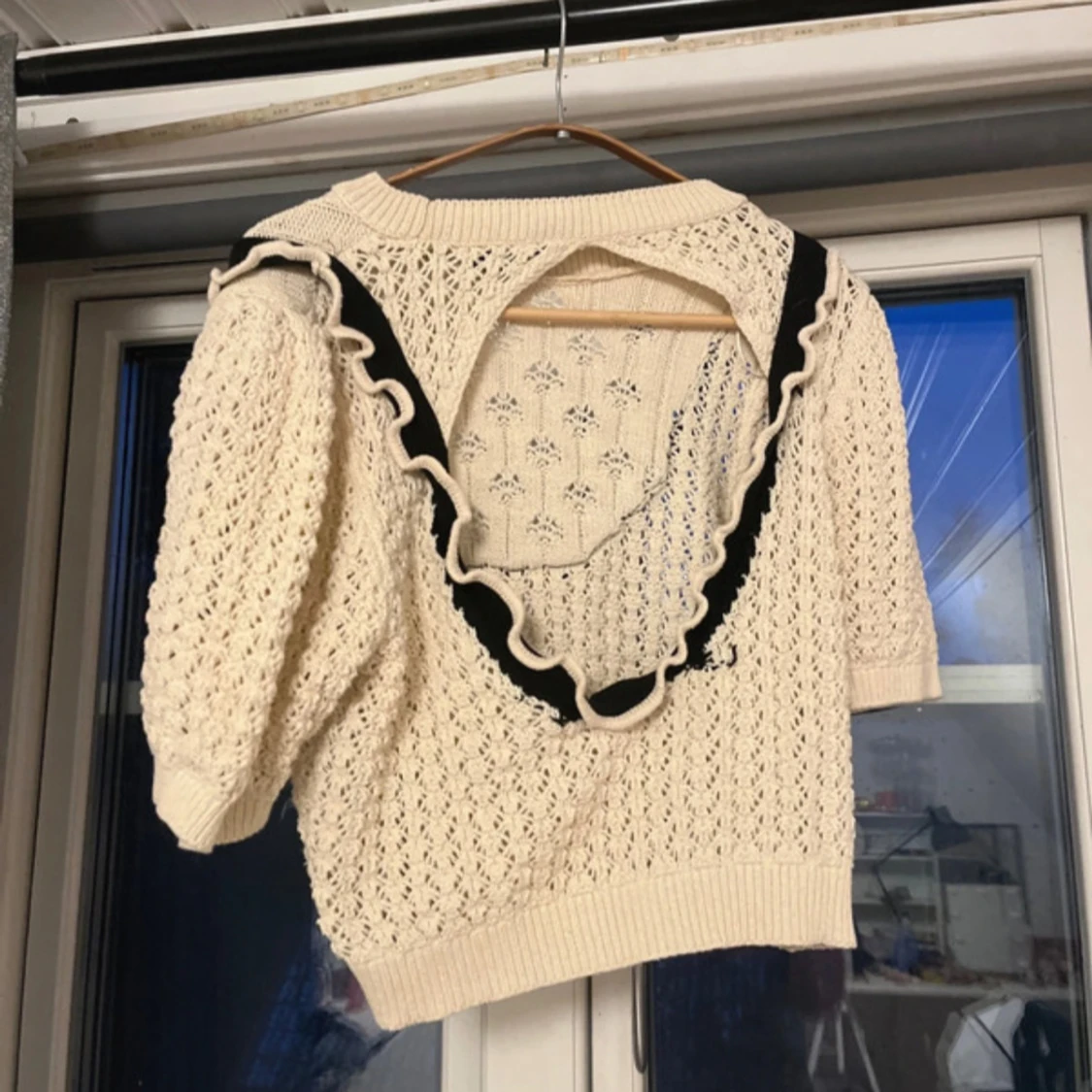 Beige stickad topp med volang från Zara - 1