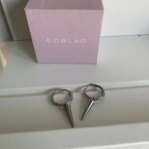 Not örhängen Edblad  - Örhängen från Edblad med nitar. Örhängen är använda en del men är i nytt skick och har inga defekter. Ask medföljer ej. Nypris 350kr Hör av er vid frågor!💕